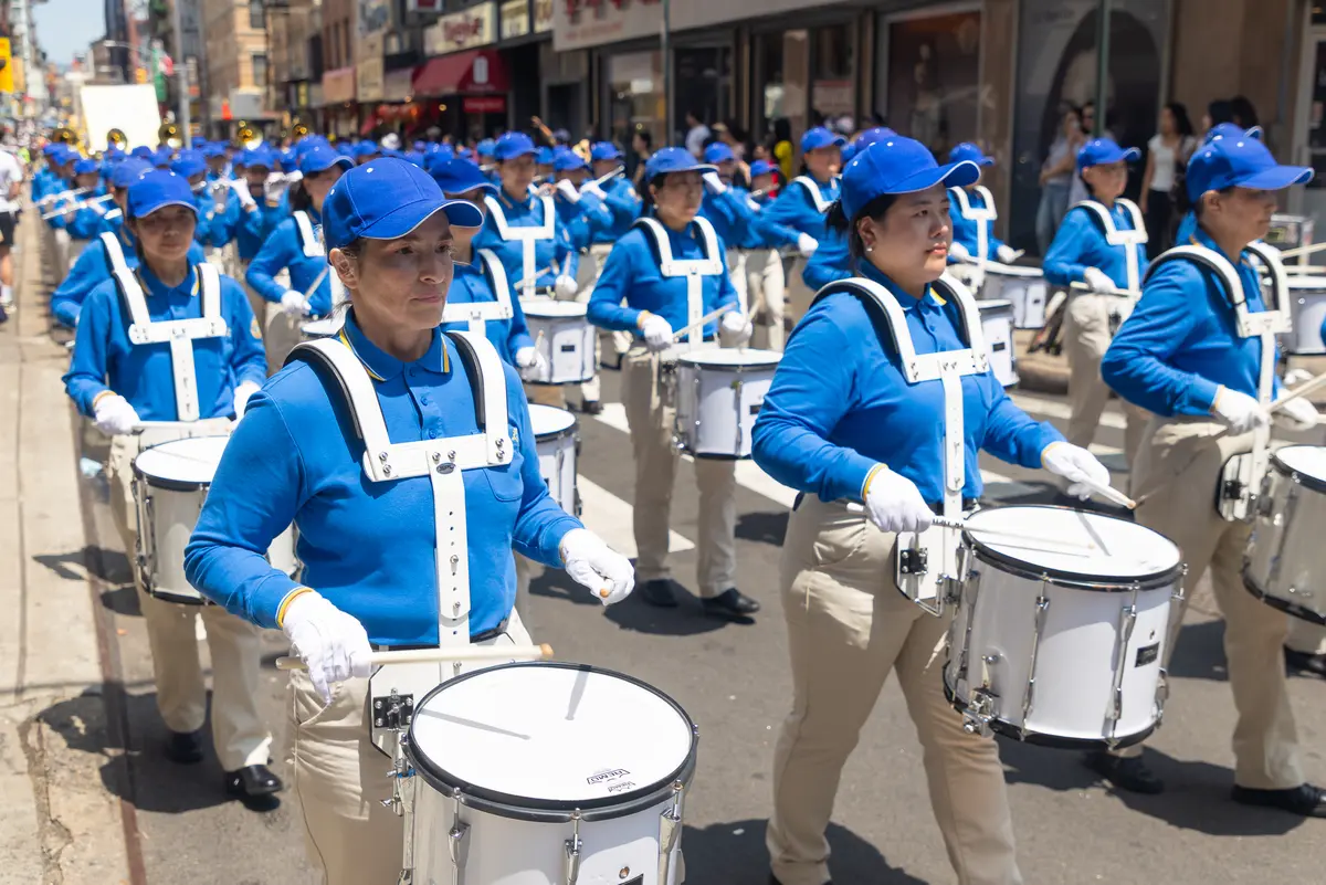 Falun Gong uygulayıcıları, New York'ta yürüyüş düzenledi. Çin Komünist Partisi'nin Falun Gong'a karşı 27 yıldır sürdürdüğü zulüm devam ediyor. (Fotoğraf: Mark Zou, The Epoch Times)