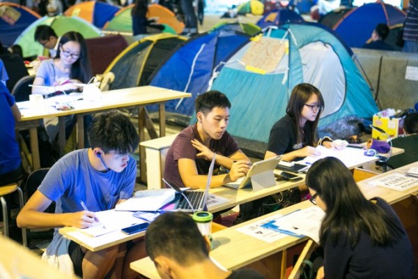 Öğrenciler, 14 Ekim günü bir yandan Hong Kong'un merkezinde protestolarını sürdürürken bir yandan da "Çalışma Köşesi"nde ödevlerini yaparken. Çalışma Köşesi, bir jeneratöre ve Wi-fi'a sahip. (Benjamin Chasteen/Epoch Times)