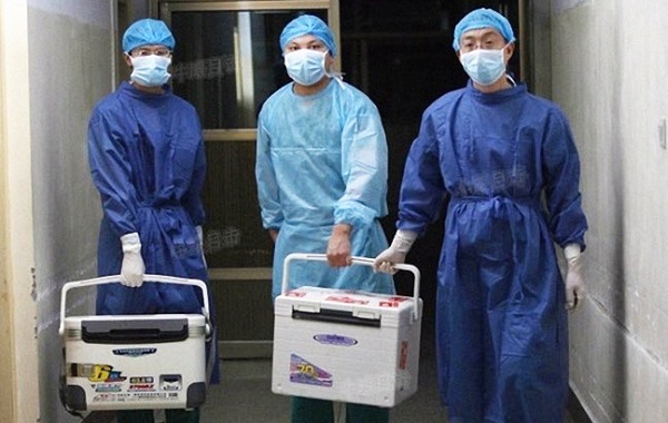 16 Ağustos 2012 tarihinde Çin’in Henan Eyaletindeki bir hastanede nakil için taze organları taşıyan doktorlar (Görüntü Shou.com sitesinden)