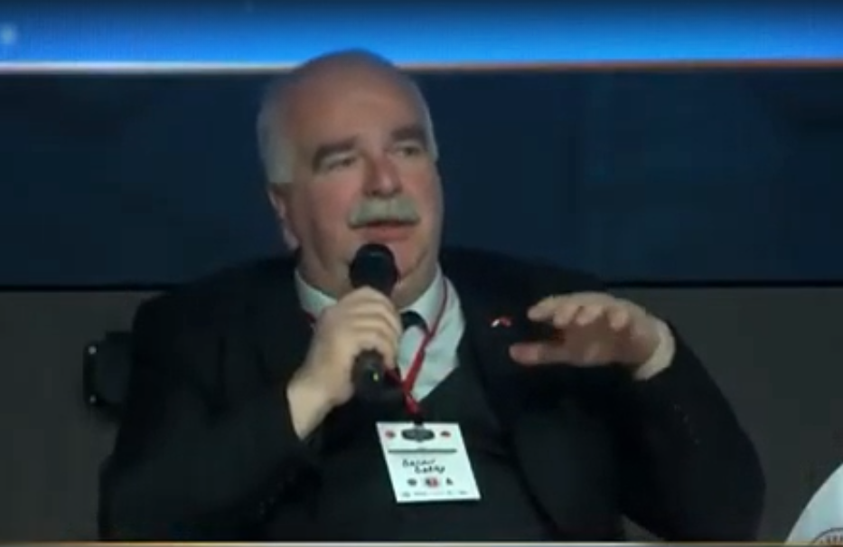 Uluslararası Gazeteciler Cemiyeti UGC Hollanda Temsilcisi Özcan Özbay (Fotoğraf: Canlı yayından ekran görüntüsü, The Epoch Times TR)