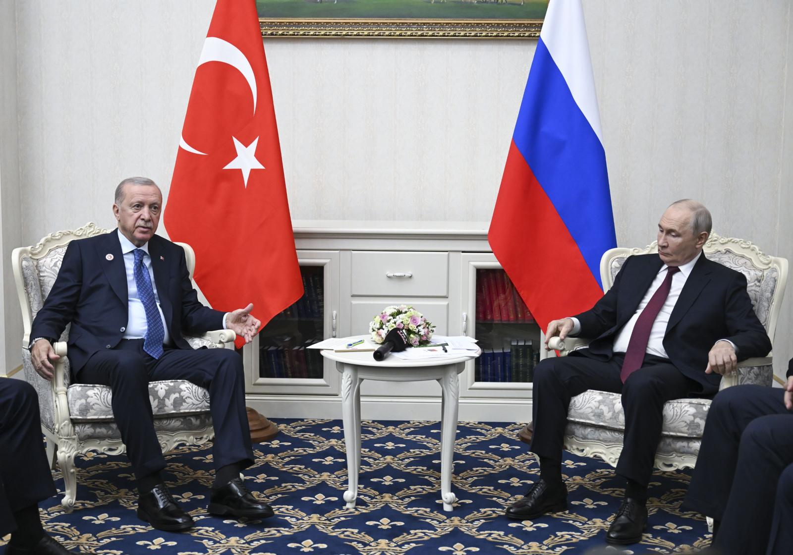 Cumhurbaşkanı Erdoğan ve Putin Bişkek'te bir araya geldi. (Fotoğraf: İletişim Başkanlığı x hesabı)