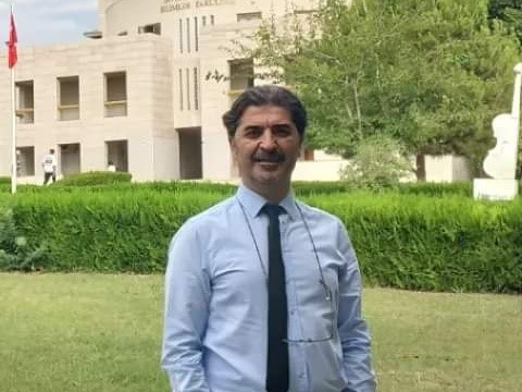 Mersin Üniversitesi İktisadi İdari Bilimler Fakültesi Öğretim Üyesi Prof. Dr. Erkan Aktaş mikro plastik kirliliği hakkında önemli açıklamalarda bulundu. (Fotoğraf: G.Hakan Koçman, The Epoch Times TR)