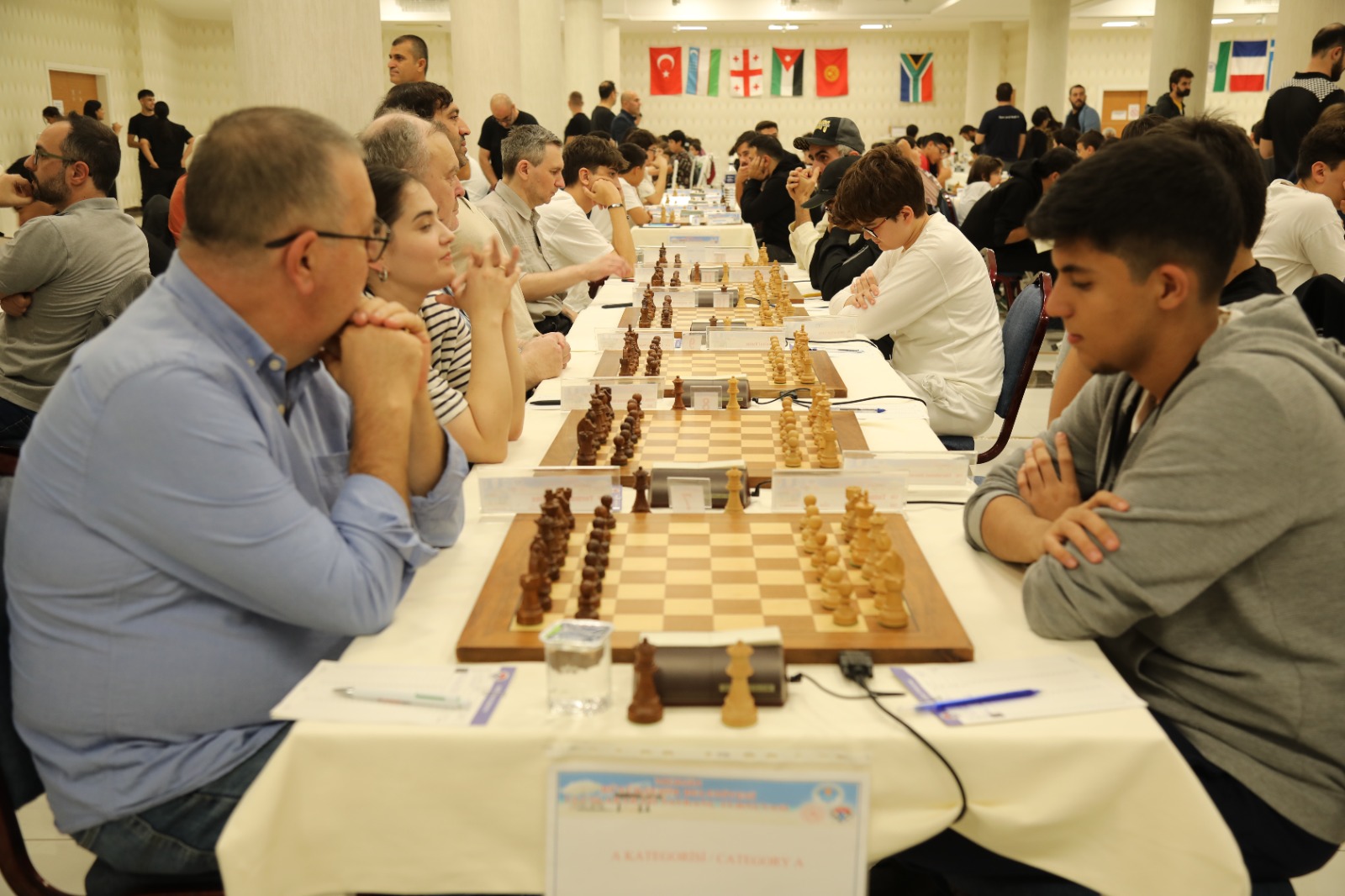 Yurtiçi ve yurtdışından dünya klasmanında derecesini yükseltmek isteyen pek çok satranç oyuncusunun katıldığı Mersin Open satranç turnuvası başladı