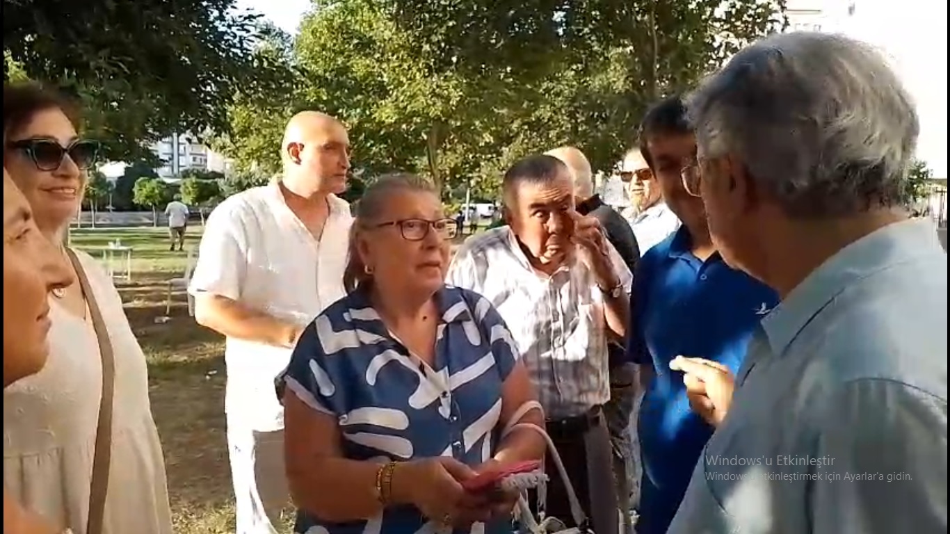 Sümran Öntürk kadınlar tarafından toplanan parayı Fikri Sağlar'a takdim ederken. (Fotoğraf: G. Hakan Koçman, The Epoch Times Türkiye)