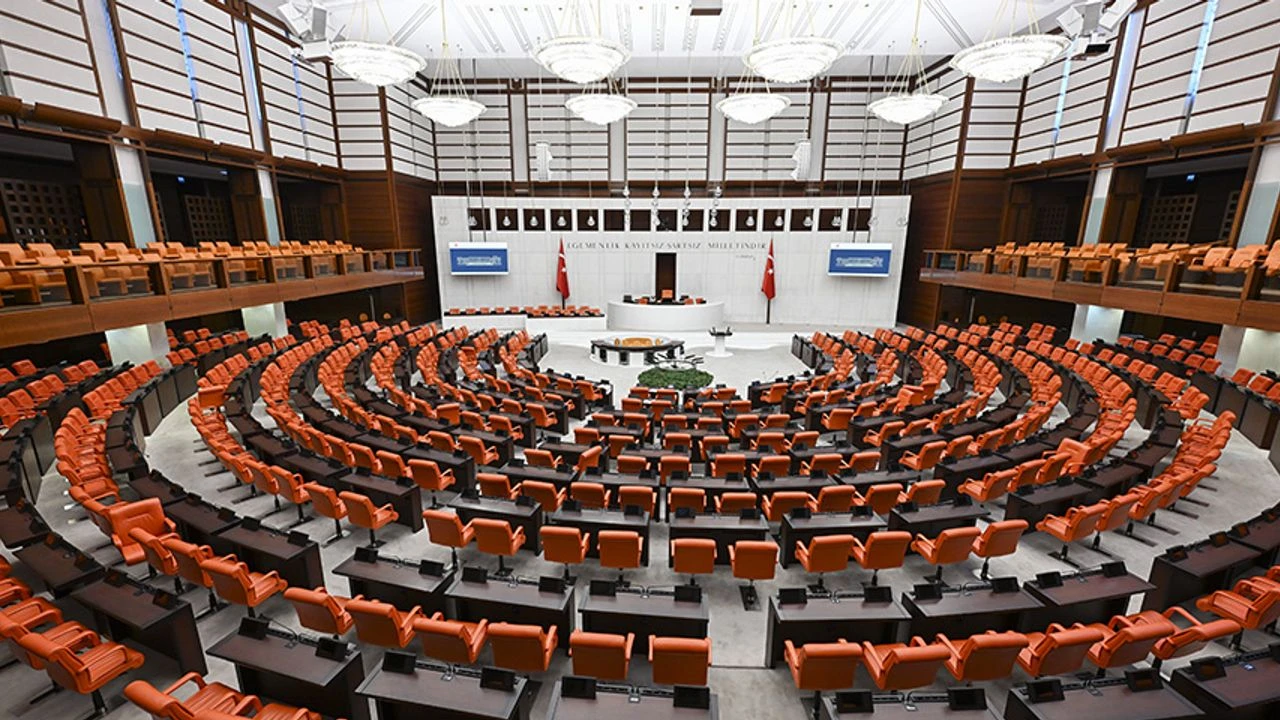 TSK personelinin terfi ve yaş haddine ilişkin düzenlemeler yasalaştı.