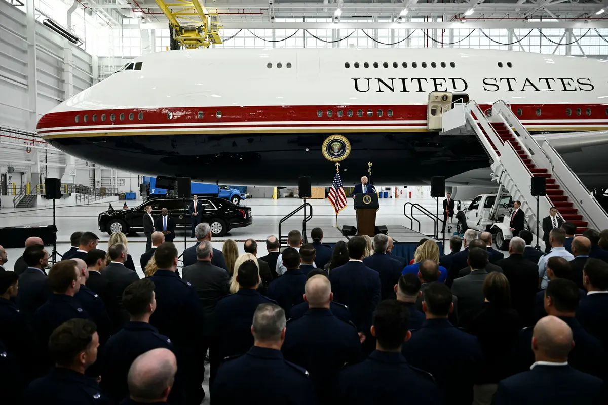 ABD Başkanı Donald Trump, Katar tarafından kendisine hediye edilen yeni Air Force One'ın önünde konuşuyor. 19 Haziran 2026, Joint Base Andrews üssü, Maryland. (Fotoğraf: Brendan Smialowski, AFP - Getty Images, The Epoch Times aracılığıyla)