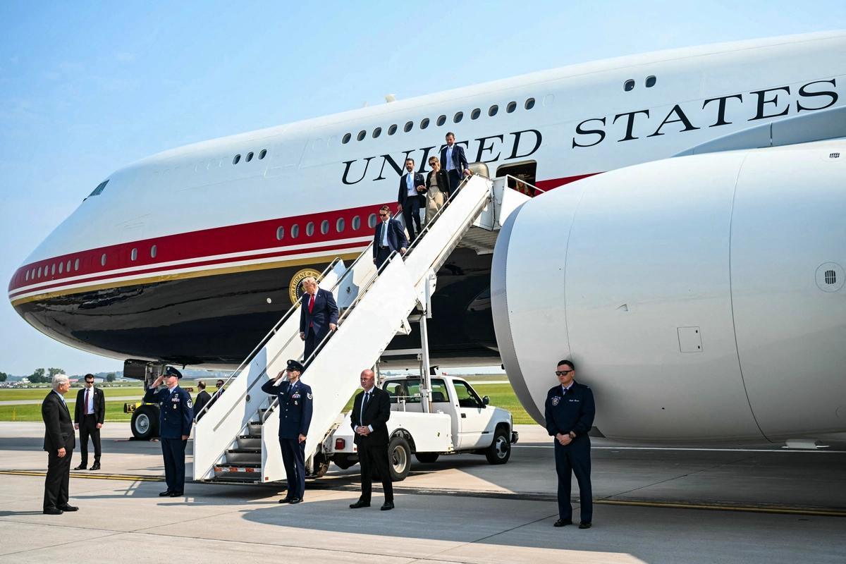 ABD Başkanı Donald Trump, Katar'ın hediye ettiği Boeing 747-8 uçağından inerken. 1 Temmuz 2026, Bismarck Belediye Havalimanı, Kuzey Dakota. (Fotoğraf: Brendan Smialowski, AFP - Getty Images, The Epoch Times aracılığıyla)