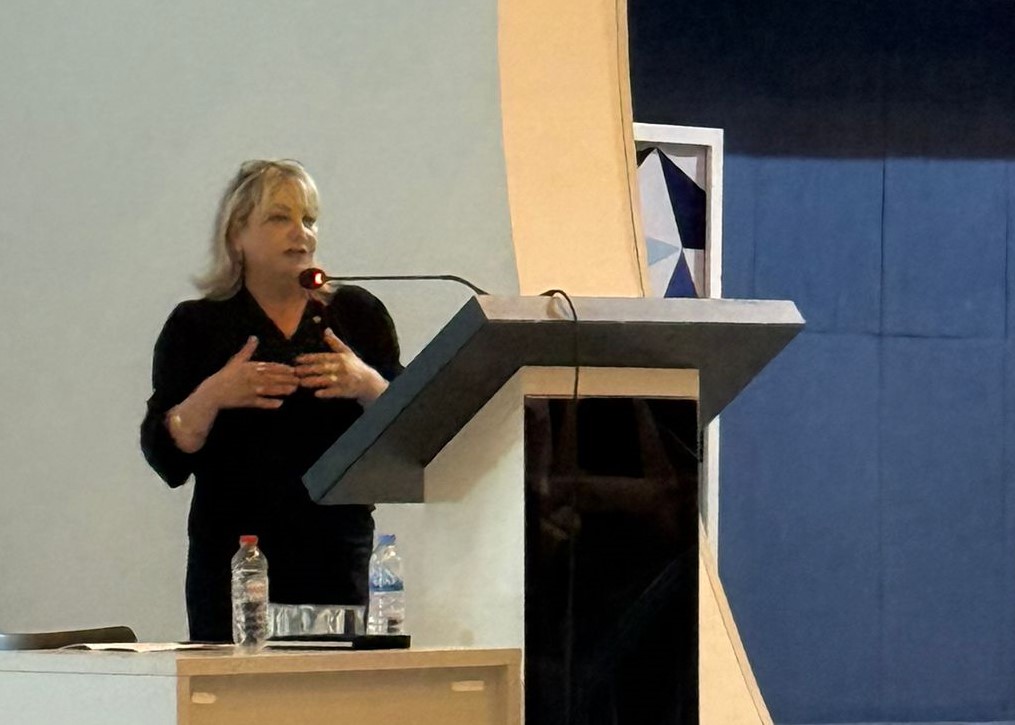 Girişimci iş kadını Aynur Coşkun Eser konuşma yaparken