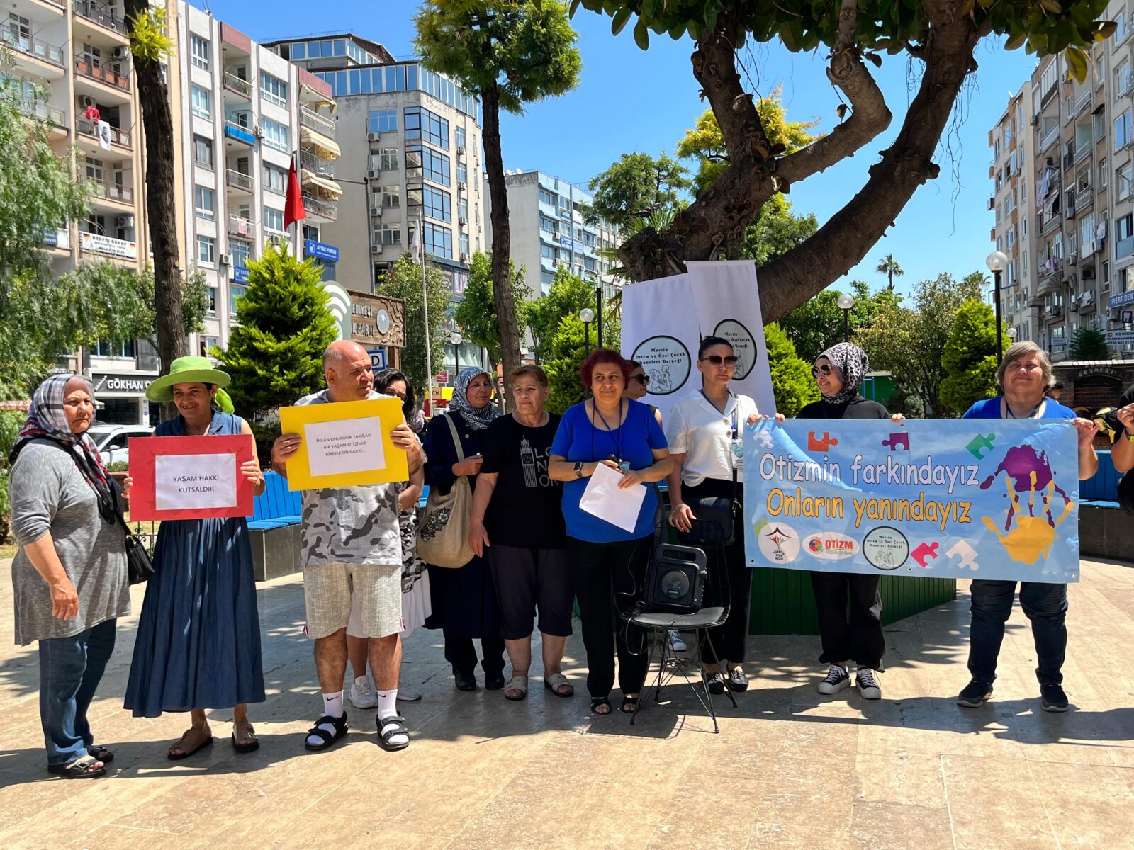 Mersin Otizm ve Özel Çocuk Anneleri Derneği Başkanı Nazmiye Yaman basın açıklamasını okurken. (Fotoğraf: Yağmur Ceylan)