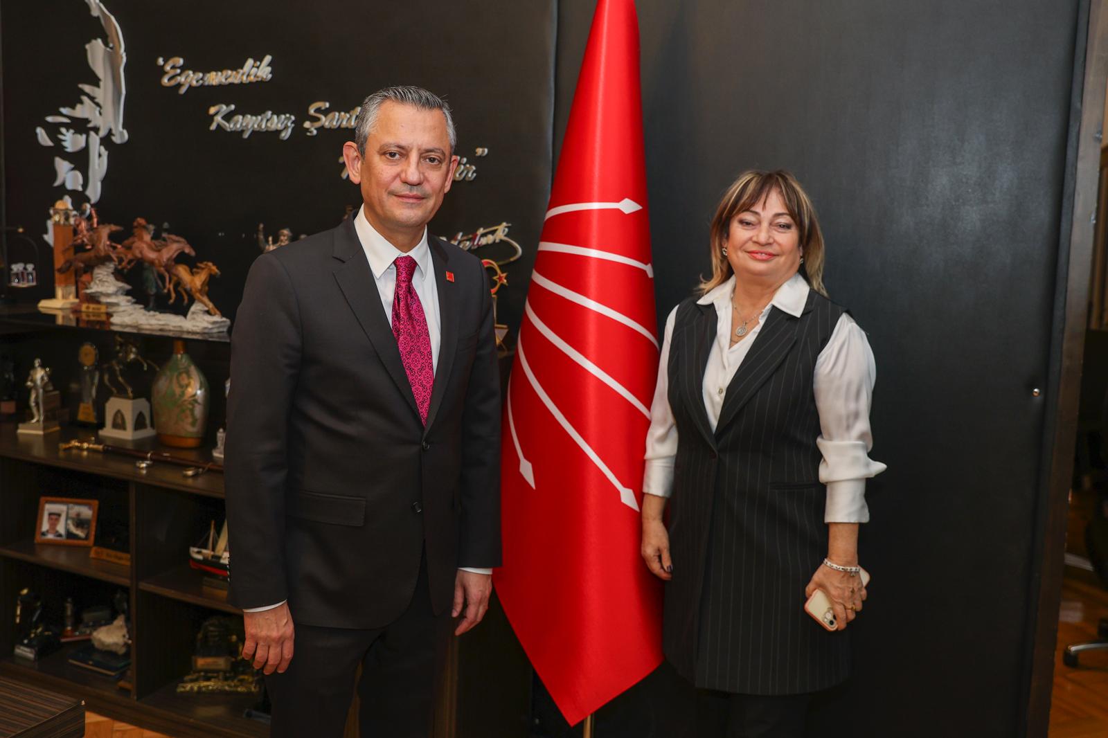 Cavidan Demirağ, CHP Genel Başkanı Özgür Özel ile birlikte