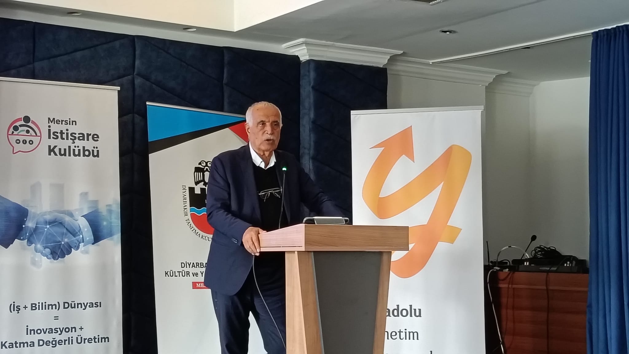 Mersin İstişare Kulübü'nün Üniversite - Sanayi iş birliği toplantısında konuşan Güler Group Yönetim Kurulu Başkanı Mustafa Güler (Fotoğraf: G. Hakan Koçman, The Epoch Times)