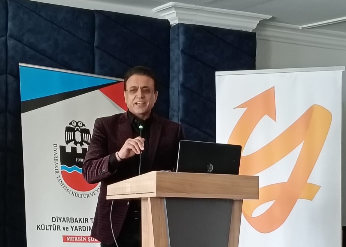 Mersin İstişare Kulübü'nün Üniversite - Sanayi iş birliği toplantısında konuşan Yörük Süt Yönetim Kurulu Başkanı Ramazan Öz (Fotoğraf: G. Hakan Koçman, The Epoch Times)