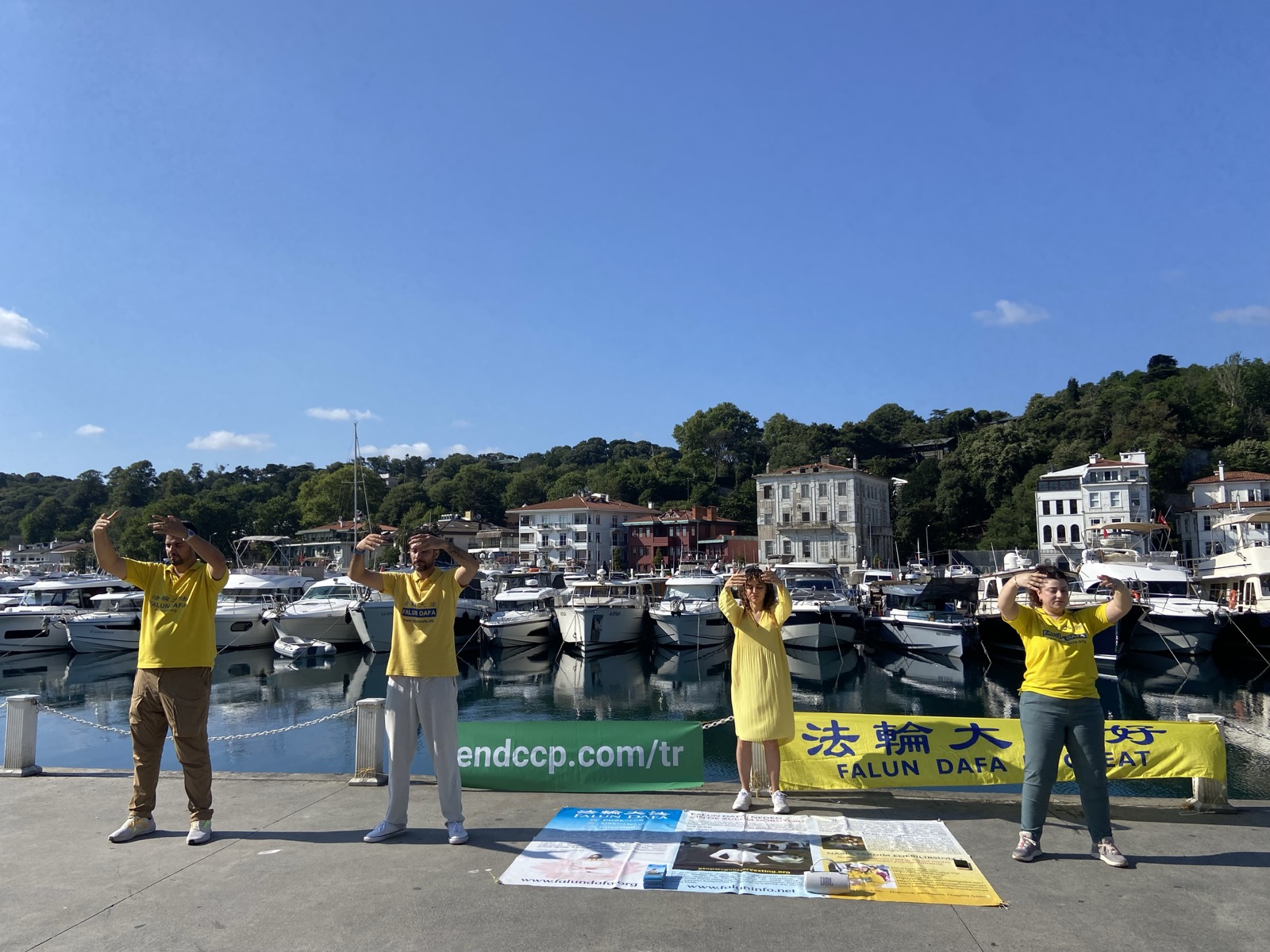 Falun Gong uygulayıcıları 20 Temmuz sabahı tekrar protesto için Çin Konsolosluğu önüne geldiler. (Fotoğraf: The Epoch Times TR)
