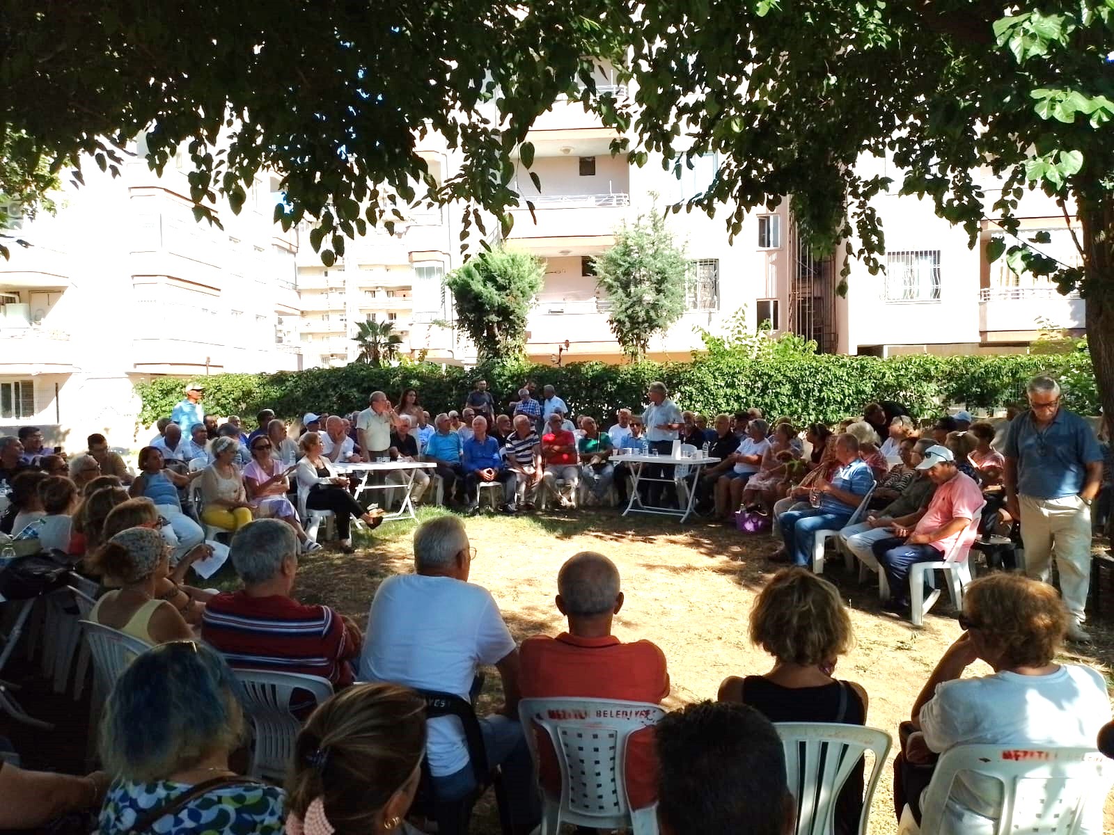 Mersin'de Yeni Parti'nin ilk örgütlenme toplantısı. Eski Kültür Bakanı Fikri Sağlar halk toplantısında konuşma yapıyor. (Fotoğraf: G. Hakan Koçman, The Epoch Times Türkiye)