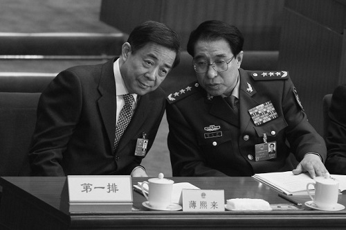 Hapis cezasına çarptırılan eski siyasetçi Bo Xilai ve mahkemeye sevk edilen Xu Caihou (sağ) 5 Mart 2012’de Pekin’de Ulusal Halk Kongresinde (Feng Li/Getty Images)