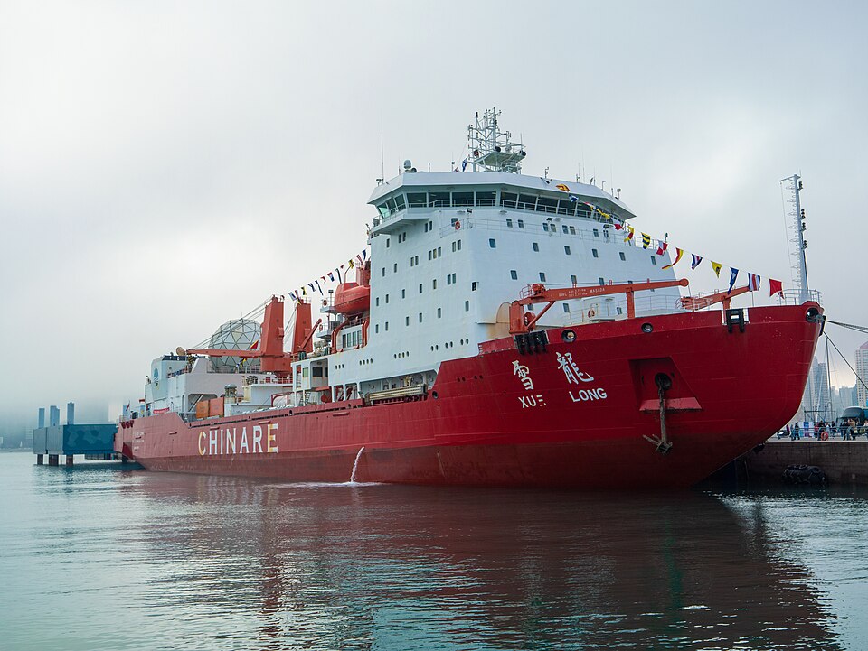 Çin buzkıranı Xuelong (Kar Ejderhası) 40. Antarktika seferini tamamlayarak, Çin'in Shandong eyaletinin Qingdao kentine dönüyor. 10 Nisan 2024 (Fotoğraf: QDxiaoge, Wikimedia)