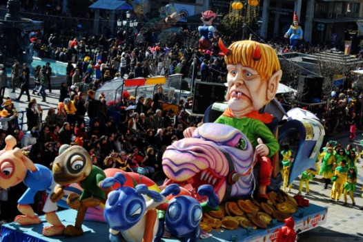 Yunanistan Patra’da 2013 ‘masal gibi’ adlı Karnavalı son günü, törende Almanya Başbakanı Angela Merkel’in heykeli geçiyor (GIOTA KORBAKI/AFP/Getty Images)