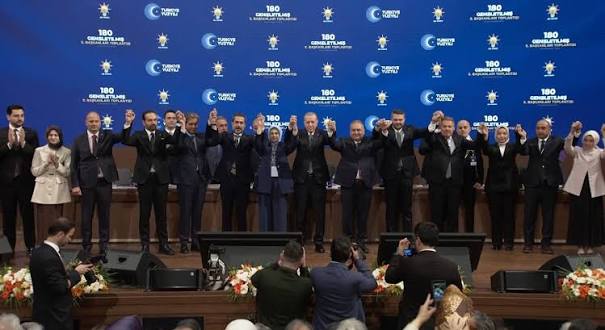 3 milletvekili ve 7 belediye başkanı AKP'ye geçti. (Fotoğraf: AKP x hesabı)