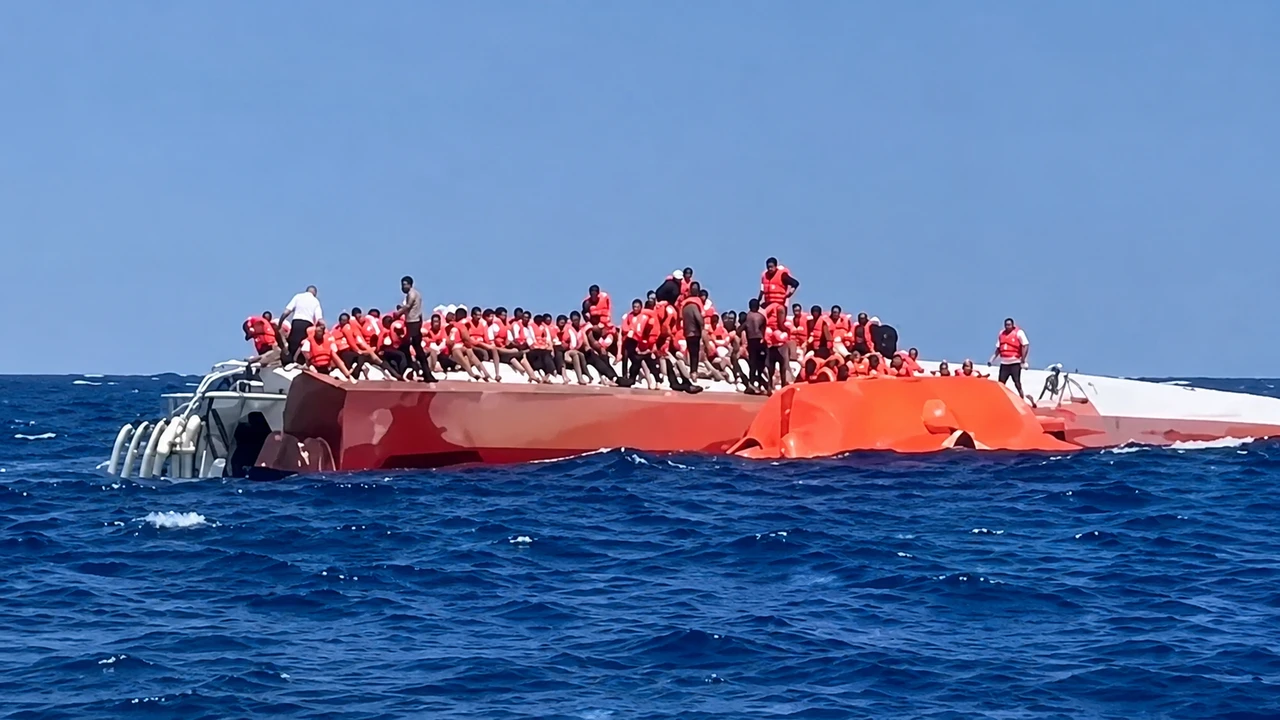 Mersin'e giden yolcu gemisi Girne açıklarında battı (Fotoğraf: youtube)