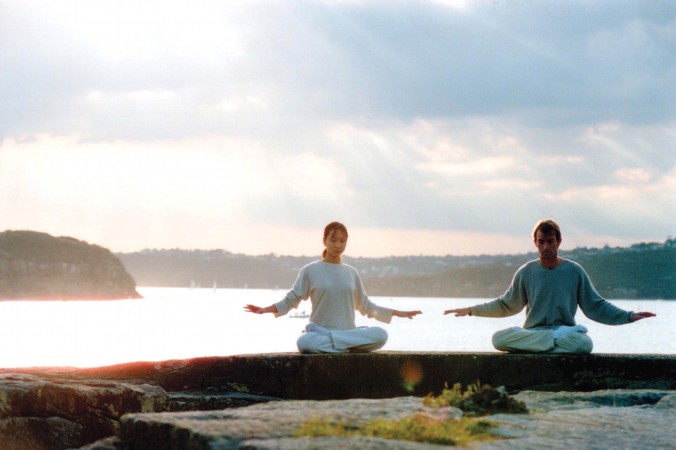 Yeni Zelanda'da iki Falun gong uygulayıcısı meditasyonu yaparlarken