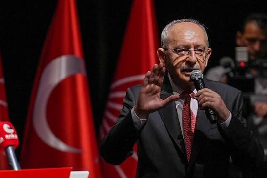 Kılıçdaroğlu'nun rozet törenine 3 farklı Cast ajansından yüzlerce insan taşındığı iddia edildi. (Fotoğraf: CHP x hesabı)