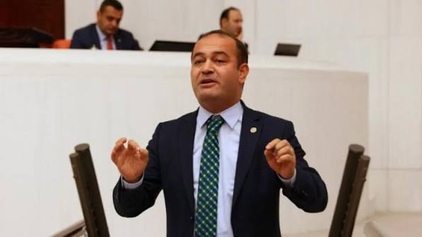 YENİ Partili Özgür Karabat’tan ekonomi eleştirisi. (Fotoğraf: CHP arşivi)