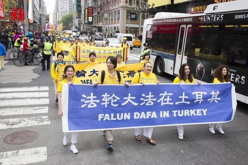 Türk Falun Dafa uygulayıcıları New York'ta kutlanan Dünya Falun Dafa Günü Geçit Töreninde...