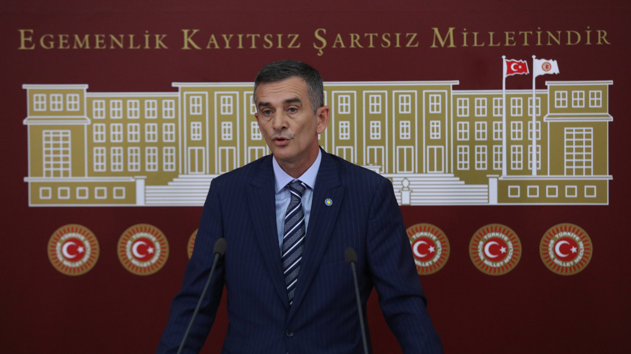 CHP'den de ayrılarak yoluna bağımsız devam eden Sakarya Milletvekili Ümit Dikbayır, AKP'ye katılacağı iddialarına yanıt verdi. (Fotoğraf: Ü.Dikbayır x hesabı)
