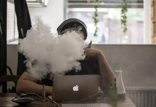 E-sigaralar bir USB bağlantısıyla bilgisayara bağlanarak şarj ediliyor (Dan Kitwood/Getty Images)