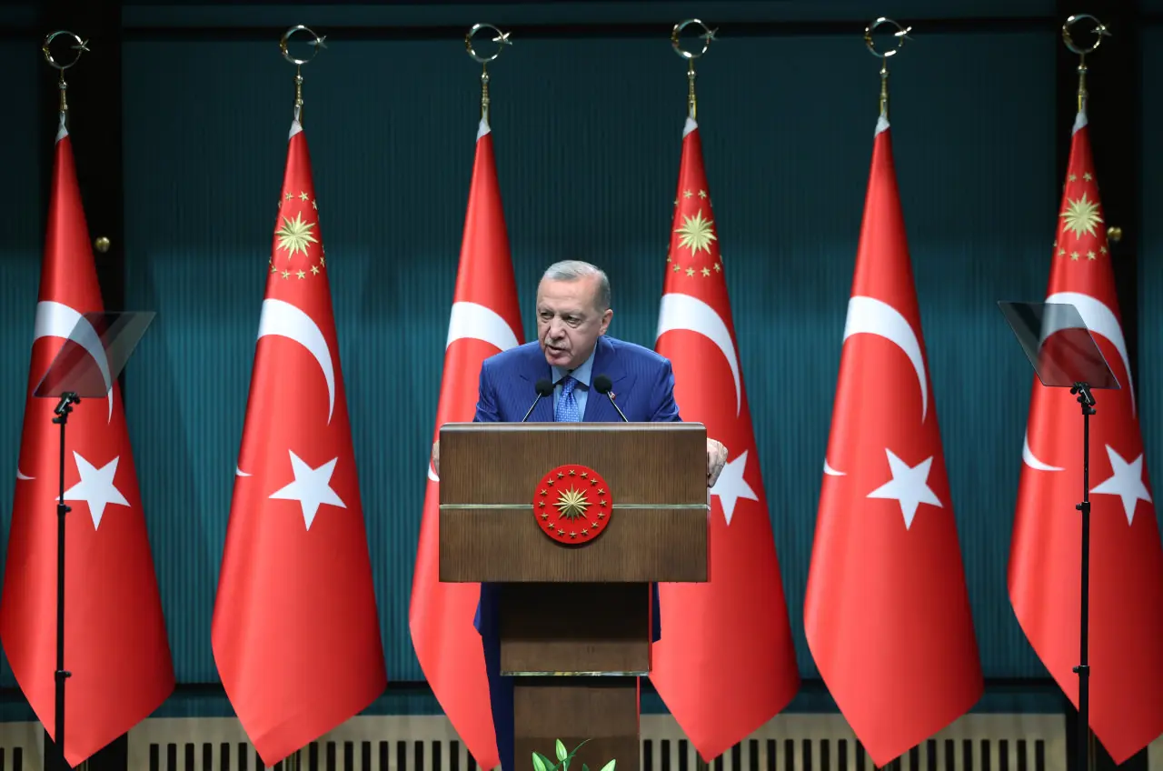 Cumhurbaşkanı Erdoğan Kabine Toplantısı sonrası gündemdeki fon kriziyle ilgili açıklama yaptı. (Fotoğraf: İletişim Başkanlığı x hesabı)