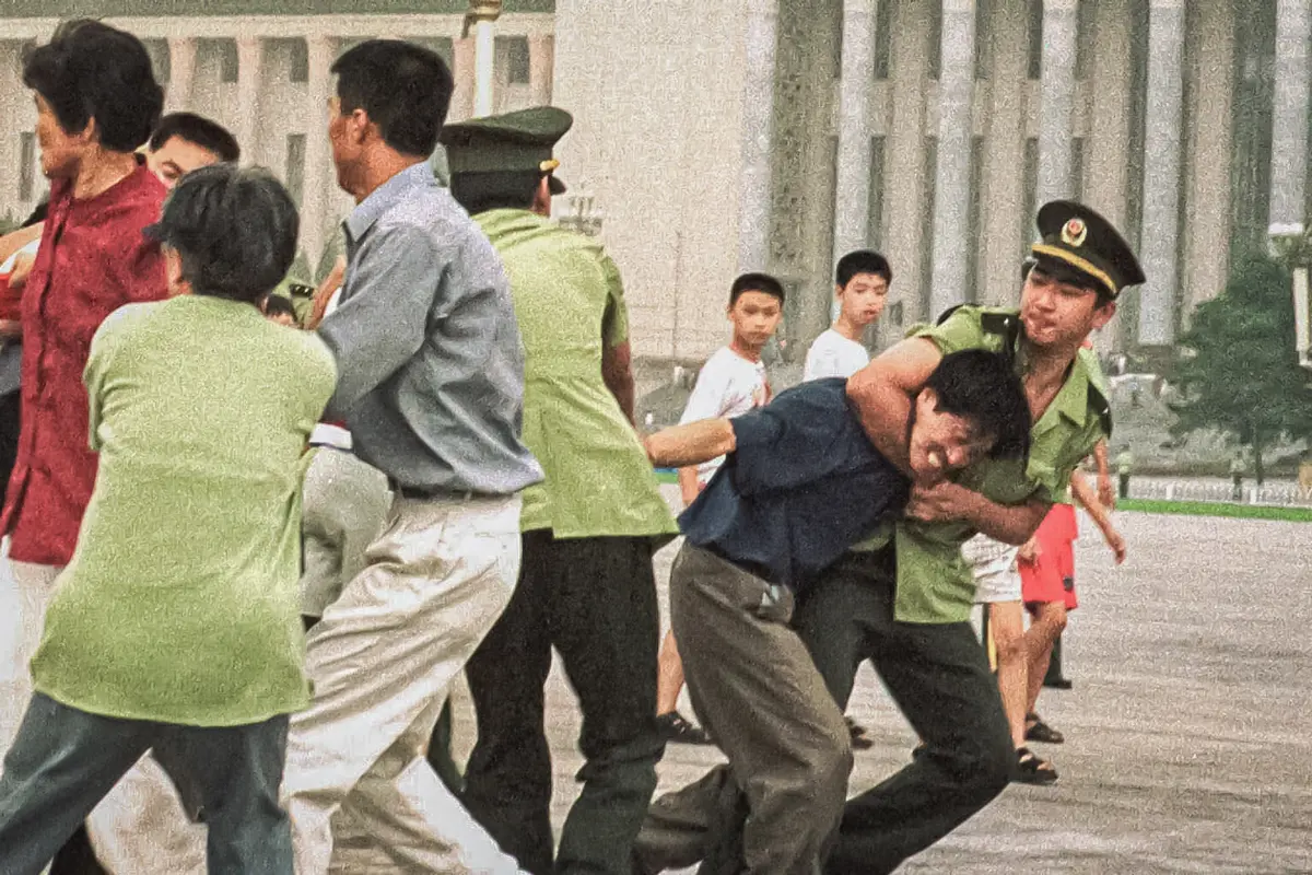 İnançlarını açıkça yaşayan Falun Gong uygulayıcıları Çin’de polis tarafından gözaltına alınıyor.
(Fotoğraf: Falun Dafa Bilgi Merkezi, faluninfo.net)

