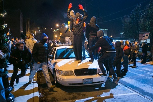Protestocular, Ferguson’da polis arabasını ateşe vermeden önce, 25 Kasım 2014 (Benjamin Chasteen/Epoch Times) 