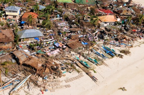 Dünyanın en şiddetli tayfunlardan biri olarak tanımlanan Heiyan Tayfunu binlerce evi yıktı. (RAUL BANIAS/AFP/Getty Images)