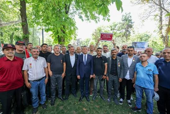 Özgür Özel, şehit aileleri ve gazilerinin devam ettiği oturma eyleminde çerçeve yasa tasarını açıkladı. (Fotoğraf: YENİ Parti x hesabı)