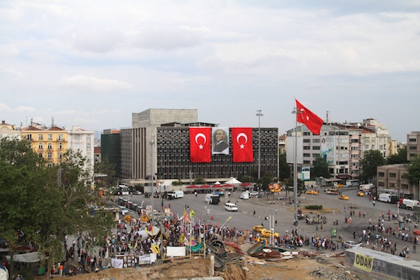 Çeşitli gruplamaların flamaları kaldırılarak, AKM'ye Atatürk resmi ve Türk bayrağı asıldı.