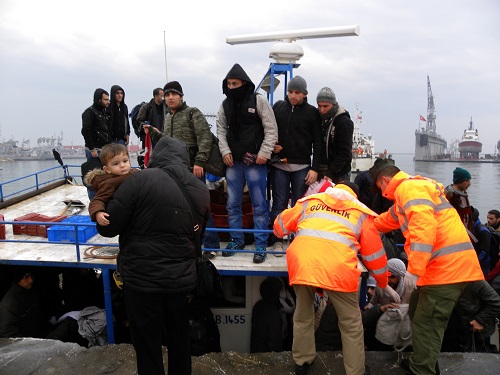 KKTC'nin Girne şehrinin 4,5 mil kuzeyinde, motor arızası nedeniyle sürüklenmeye başlayan ve içerisinde 300 kaçak göçmeni taşıyana Tanzanya bayraklı tekneye müdahale edildi, teknedeki göçmenler tahliye edildi (İHA)