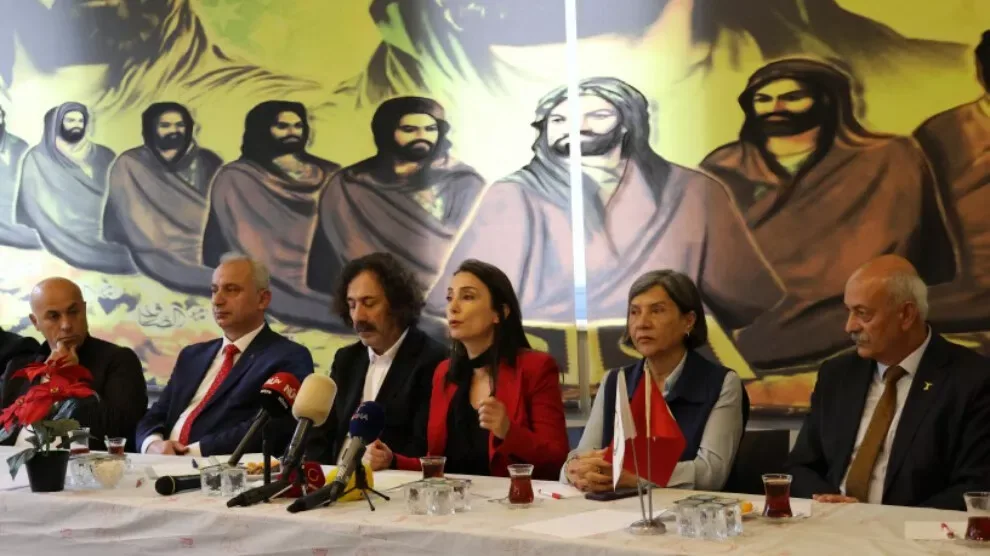 Tülay Hatimoğulları Alevi Dernekleri ile bir araya geldi. (Fotoğraf: Tülay Hatimoğulları x hesabı)