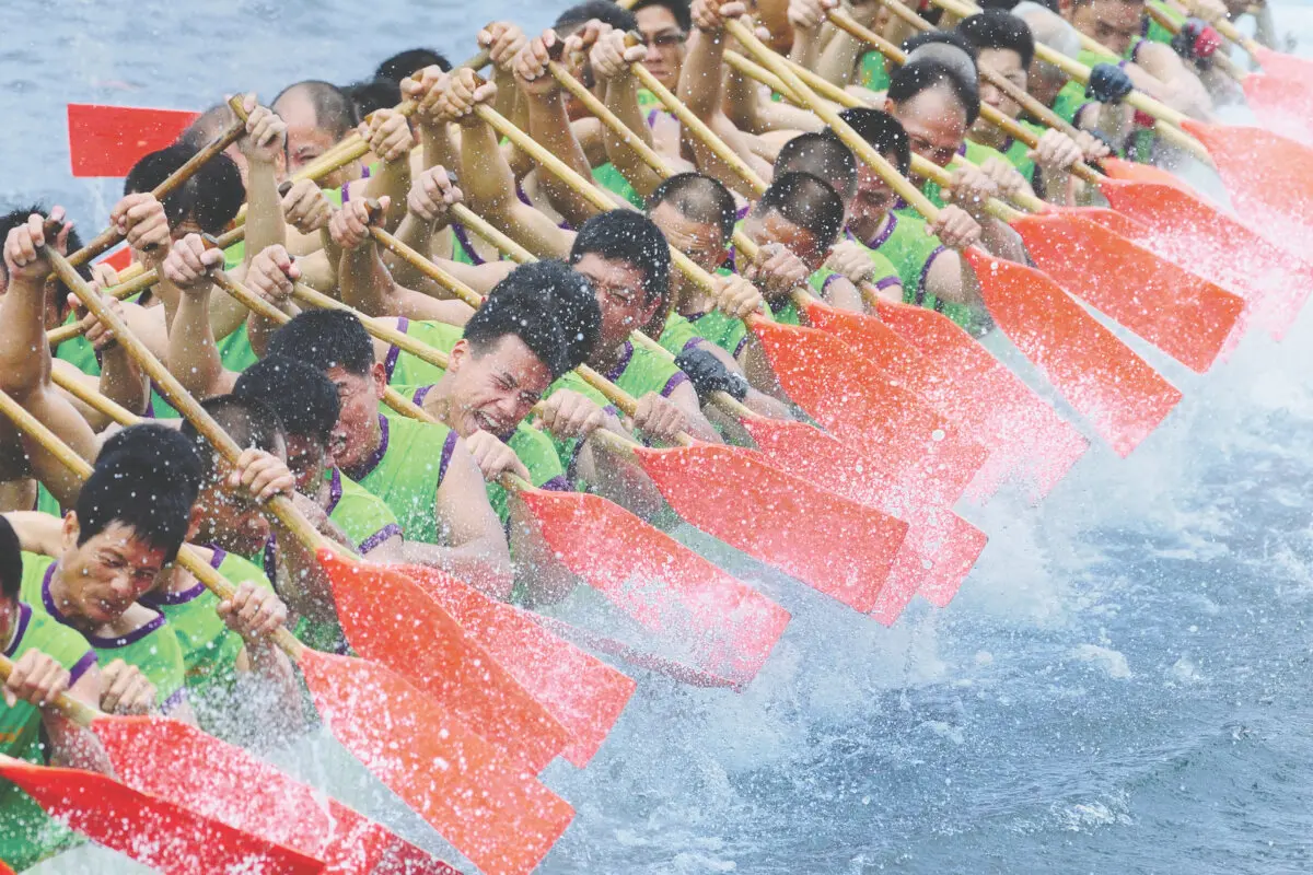 “Kalpler Bir, Kürekler Uyumlu” — Chun Kit Wong / Hong Kong. Üçüncü NTD Uluslararası Fotoğrafçılık Yarışması Haberler ve Küresel Olaylar kategorisi Üstün Teknik Ödülü sahibi. (NTD Uluslararası Fotoğrafçılık Yarışması’nın izniyle.)