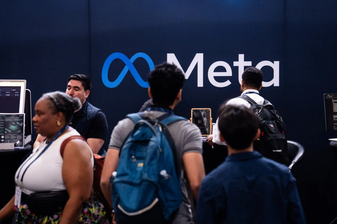 Gençler, Meta tarafından sunulan, hesapları engelleme ve bildirme gibi güvenlik özelliklerini giderek daha fazla kullanıyor. Teknoloji şirketi Meta Platforms, AI+Expo Özel Rekabetçi Çalışmalar Projesi kapsamındaki bir stantta. 2 Haziran 2025, Washington. (Fotoğraf: Madalina Vasiliu, The Epoch Times)