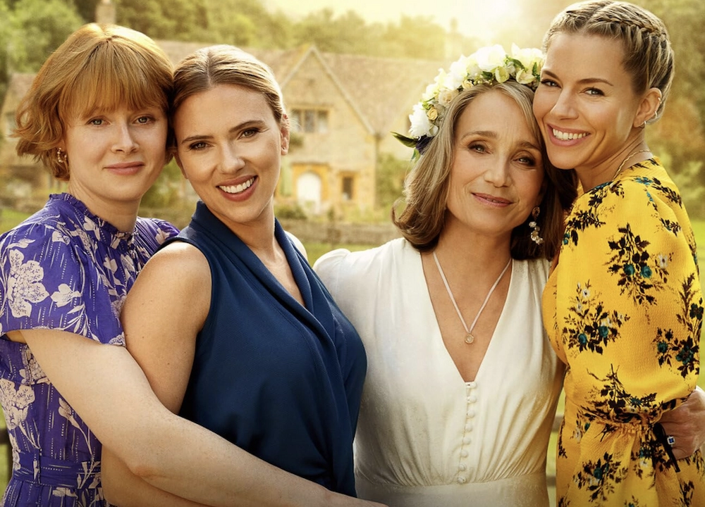 (Soldan sağa) Georgina (Emily Beecham), Katherine (Scarlett Johansson), Diana (Kristin Scott Thomas), Victoria (Sienna Miller). “Annemin Düğünü” filminde. (Fotoğraf: Indian Paintbrush, Riddling Road Pictures)