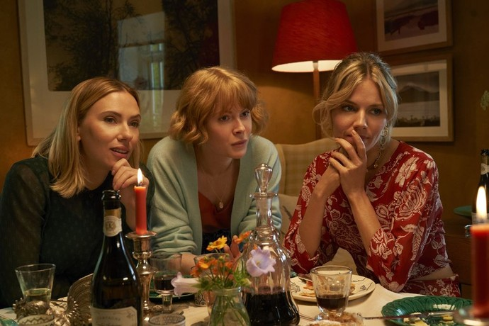 “Annemin Düğünü” filmindeki kardeşler: (Soldan sağa) Katherine (Scarlett Johansson), Georgina (Emily Beecham) ve Victoria (Sienna Miller). (Fotoğraf: Indian Paintbrush, Riddling Road Pictures)