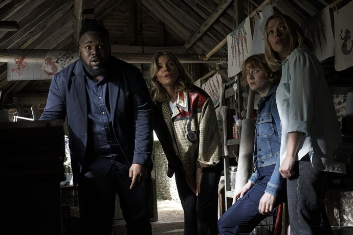 (Soldan sağa) Steve (Samson Kayo), Victoria (Sienna Miller), Georgina (Emily Beecham) ve Katherine (Scarlett Johansson). “Annemin Düğünü” filminde, aldatan kocayı suçüstü yakalamak için gizli kameraların nereye yerleştirileceğini tartışıyorlar. (Fotoğraf: Indian Paintbrush, Riddling Road Pictures)