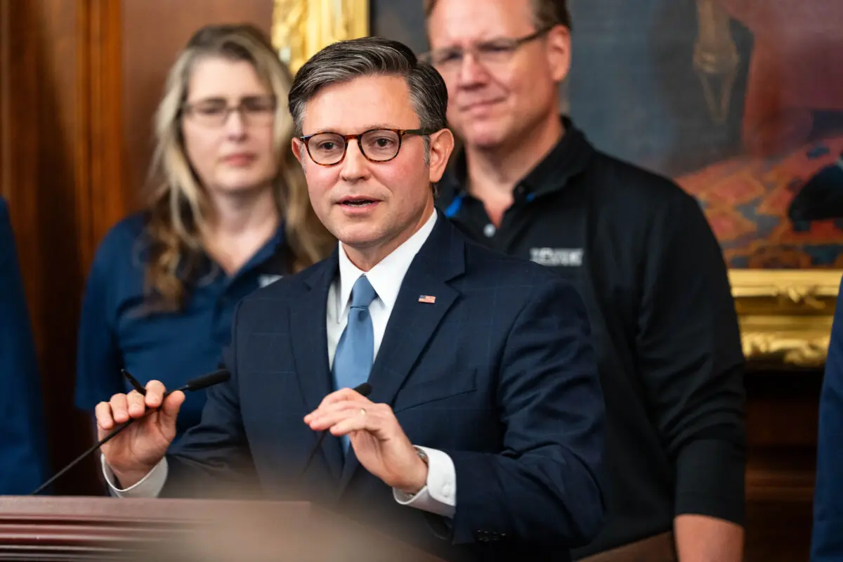 Temsilciler Meclisi Başkanı, Louisiana temsilcisi, Cumhuriyetçi Mike Johnson, 3 Eylül 2025’te Capitol Hill’de konuşuyor. (Fotoğraf: Madalina Kilroy, The Epoch Times)