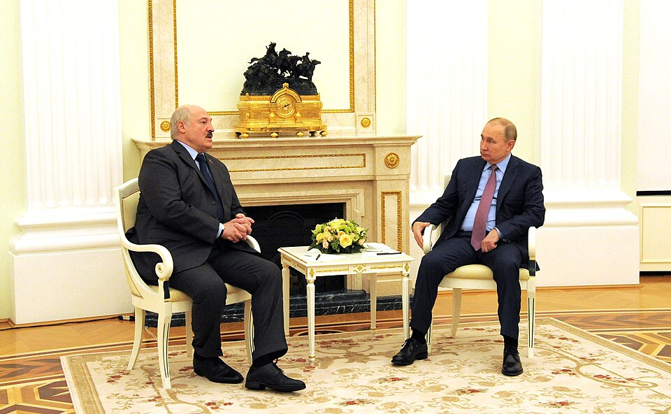 Rusya Devlet Başkanı Vladimir Putin, Rusya-Belarus görüşmeleri sırasında Belarus Devlet Başkanı Alexander Lukashenko ile birlikte. Kremlin, Moskova', 2022 (Fotoğraf: Kremlin.ru, Wikimedia)