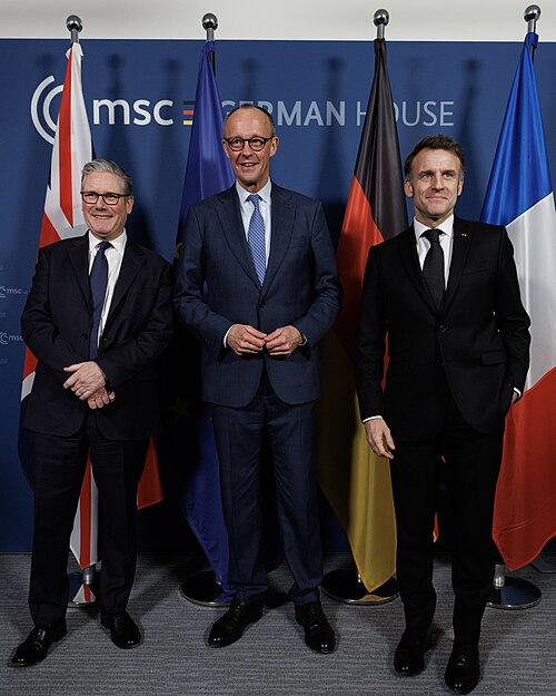 ABD Demokrat Parti üyesi siyasetçiler, Münih Güvenlik Konferansında 2028 planlarını anlattı. Almanya Başbakanı Keir Starmer, Fransa Cumhurbaşkanı Emmanuel Macron ve Almanya Şansölyesi Frederich Merz, konferansa katılırken. 13/02/2026, Münih. (Fotoğraf: Wikimedia)