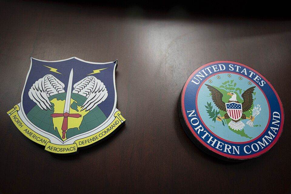Kuzey Amerika Havacılık Savunma Komutanlığı (USNORTHCOM) ve Amerika Birleşik Devletleri Kuzey Komutanlığı (NORAD) logoları. (Fotoğraf: Wikimedia)