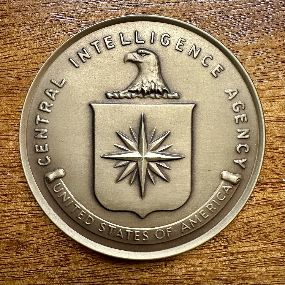 CIA, İranlı muhbirler için güvenli iletişim yöntemleri paylaştı. Ayrıca gizli bilgilere ulaşmak isteyenlere güvenli iletişim adımları önerdi. 2011 Raymond Davis krizi sırasında Pakistan'ın Lahor kentinde ABD Başkonsolosluğu olarak hizmet ettiği için Carmela Conroy'a verilen CIA Ajansı Mühür Madalyası (Fotoğraf: Wikimedia)