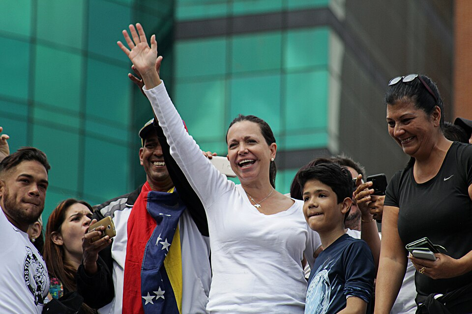 2025 Nobel Barış Ödülü sahibi ve Venezuela muhalefet lideri Marina Corina Machado, Maduro'ya karşı protesto yürüyüşünde. 2 Şubat 2019, Caracas. (Fotoğraf: Wikimedia)