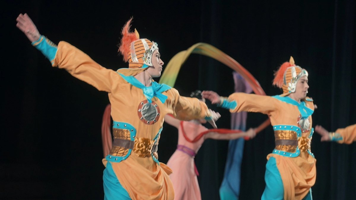 Shen Yun dansçıları Jesse Browde (solda) ve Lucas Browde, Shen Yun 2025 dünya turnesi sırasında sahnede performans sergilerken. (Fotoğraf: Paulio Shakespeare, NTD)