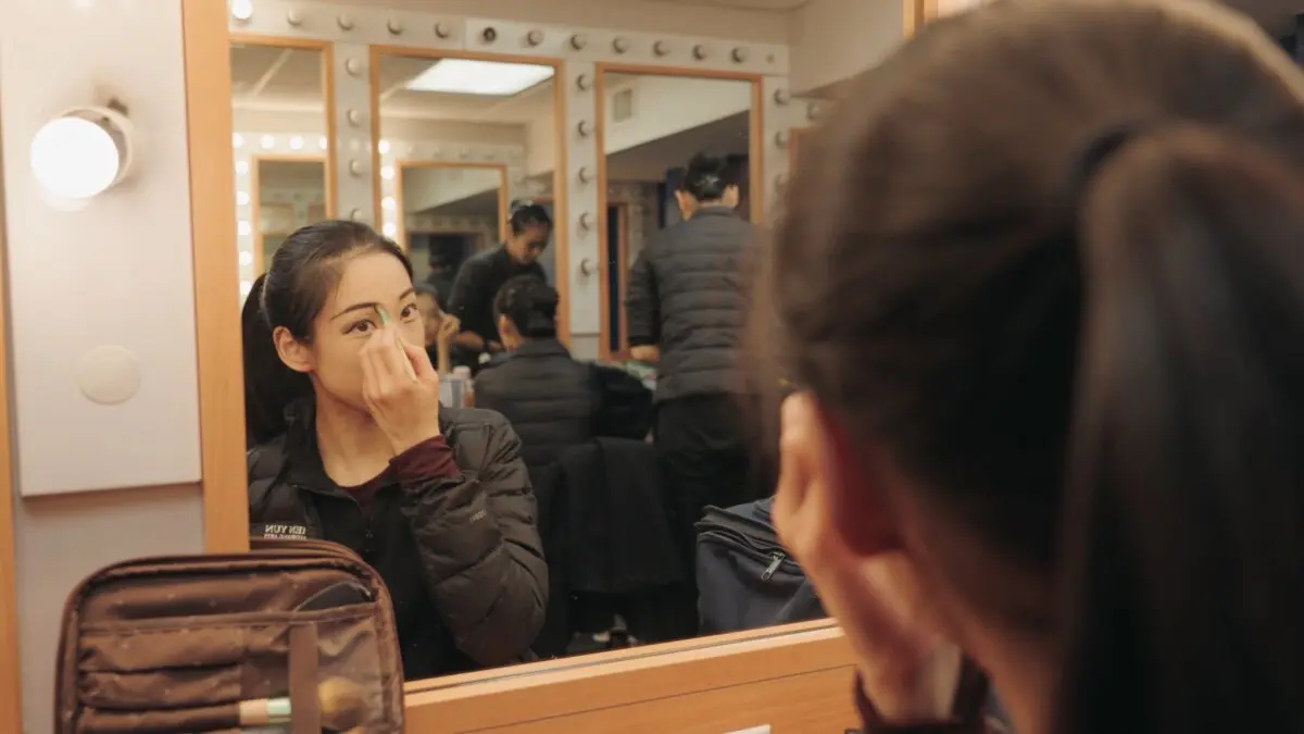 Shen Yun balesinin baş dansçısı Angela Lin, bir gösteri öncesinde sahne arkasında hazırlık yapıyor. Stamford, Connecticut. (Fotoğraf: Paulio Shakespeare, NTD)